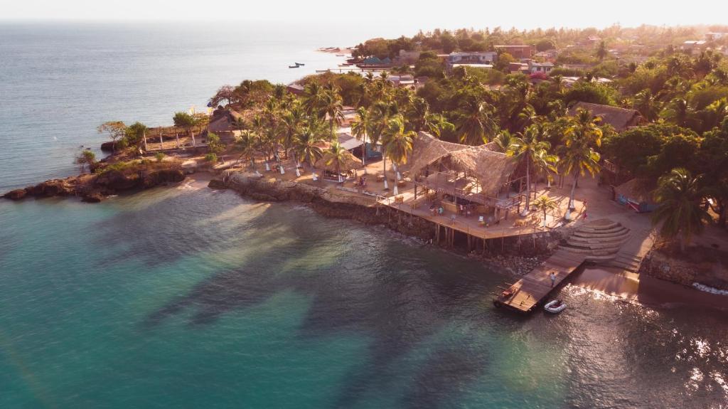 una vista aérea de una isla en el océano en La Playita Isla Fuerte, en Puerto Limón