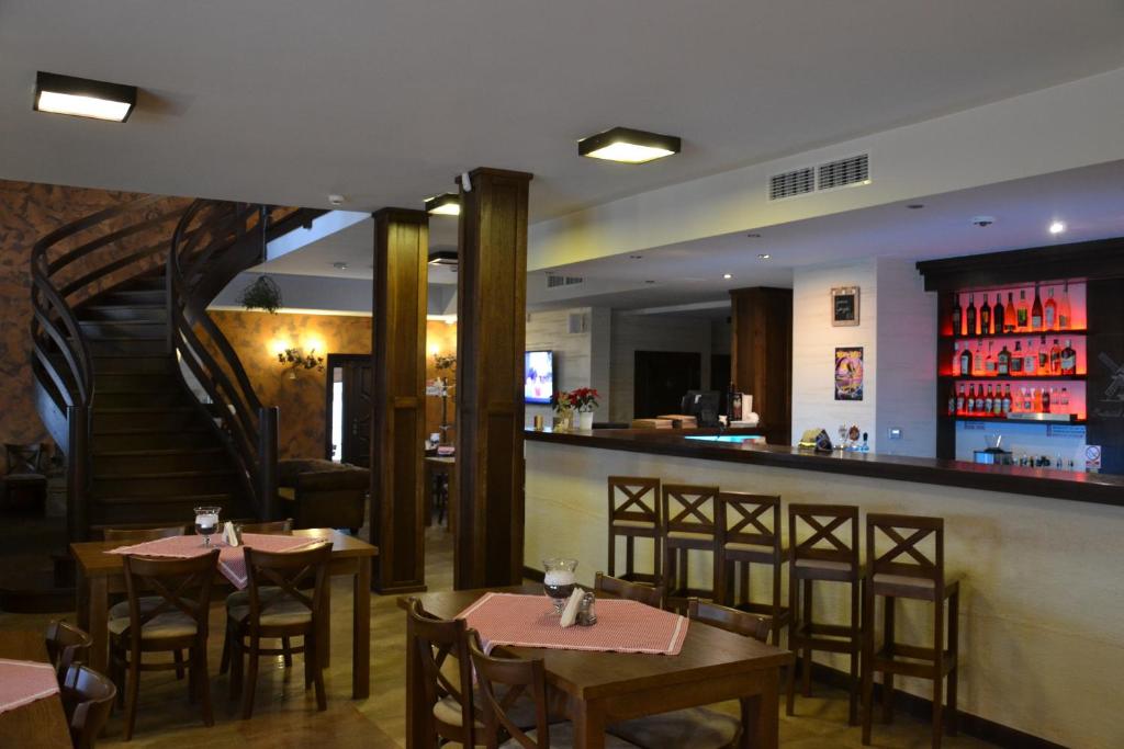 Lounge nebo bar v ubytování Zajazd Sebory