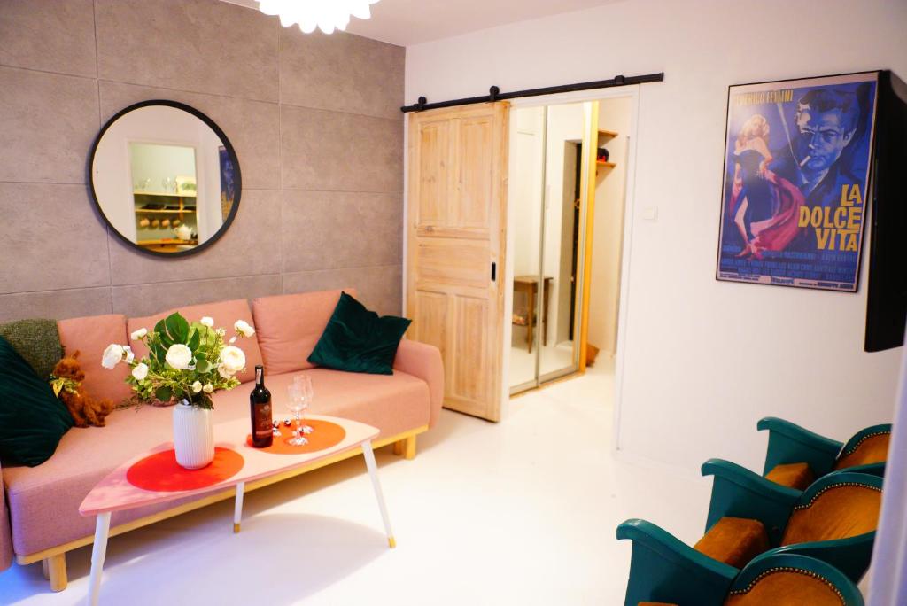 uma sala de estar com um sofá e uma mesa em P&O Serviced Apartments Kinowa em Varsóvia