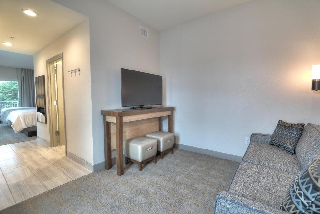 Holiday Inn & Suites Pigeon Forge Convention Center, an IHG Hotel - Chambre Queen Avec Deux Lits Doubles - Communications Et Mobilité Douche Accessible