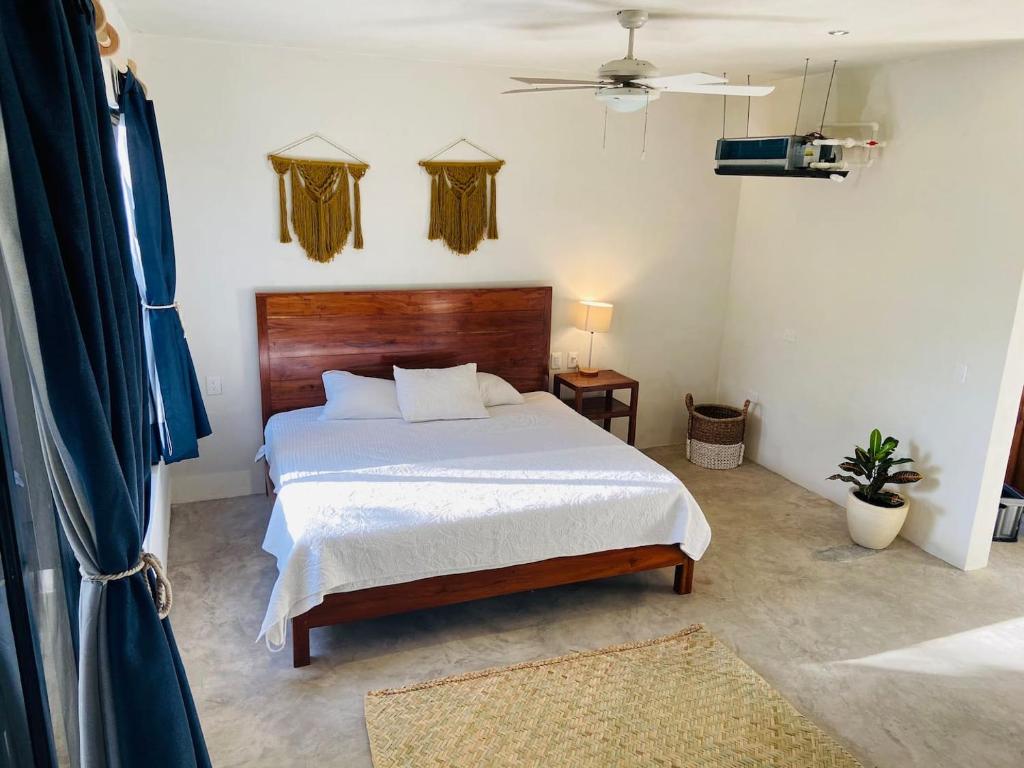 ein Schlafzimmer mit einem Bett in einem Zimmer in der Unterkunft Santuario Jungle in Akumal