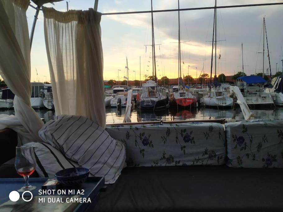 vistas a un puerto deportivo con sofá y barcos en PRECIOSO BARCO EN EL PUERTO DE BADALONA, en Badalona