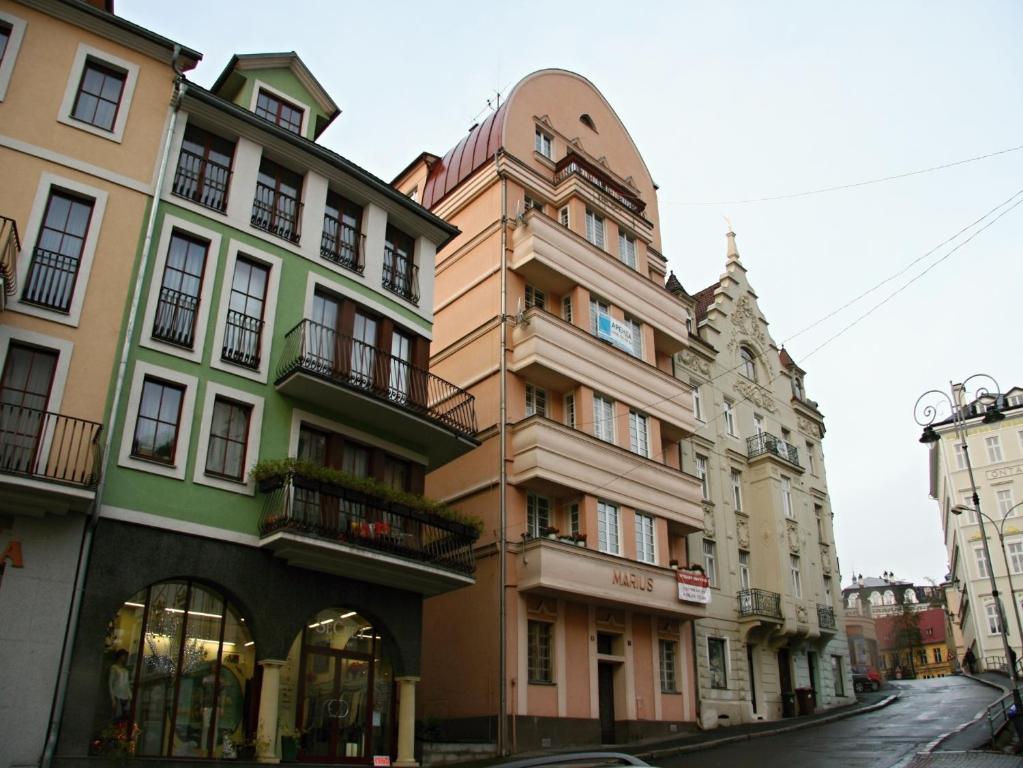 un grupo de edificios en una calle de la ciudad en Apartment Helena, en Karlovy Vary
