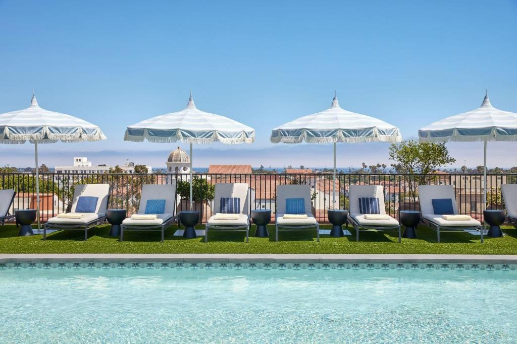 un grupo de sillas y sombrillas junto a una piscina en Kimpton Canary Hotel, an IHG Hotel en Santa Bárbara