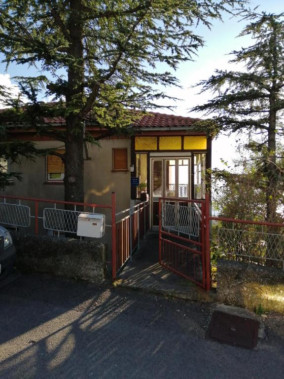 Budova, v ktorej sa apartmán nachádza
