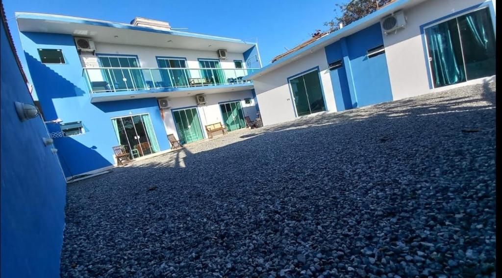une rangée de bâtiments bleu et blanc dans l'établissement Pousada Miguel Penha Sc, à Penha