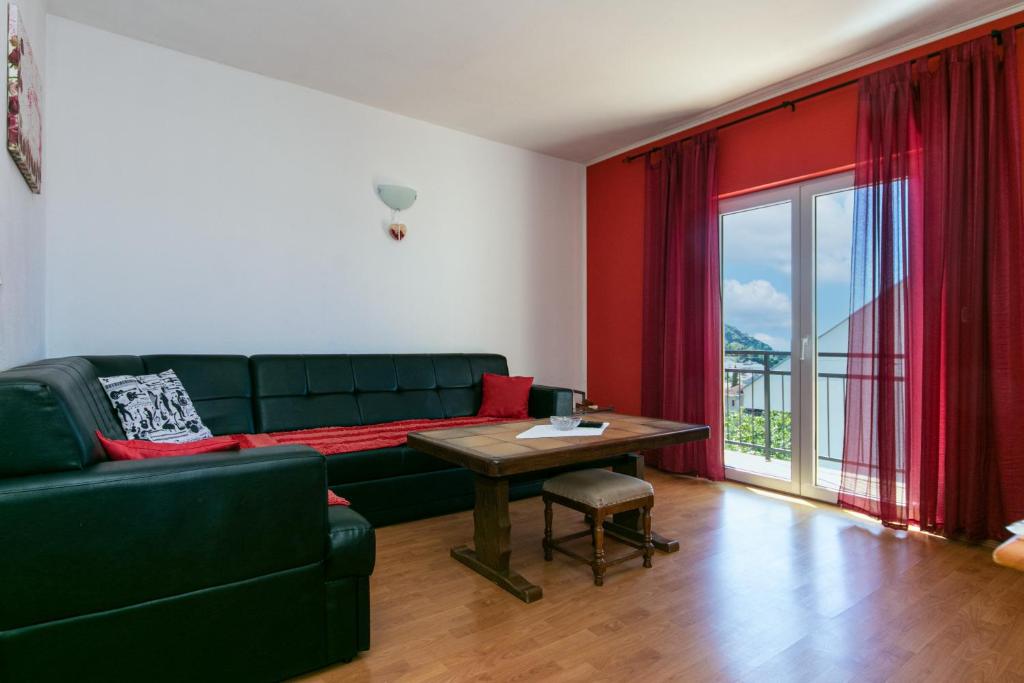 a living room with a green couch and a table at Apartments with a parking space Gradac, Makarska - 14708 in Gradac
