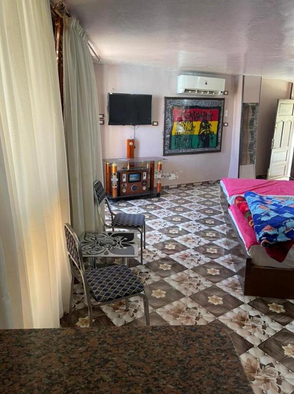 TV a/nebo společenská místnost v ubytování Nubian Dreams Guest House
