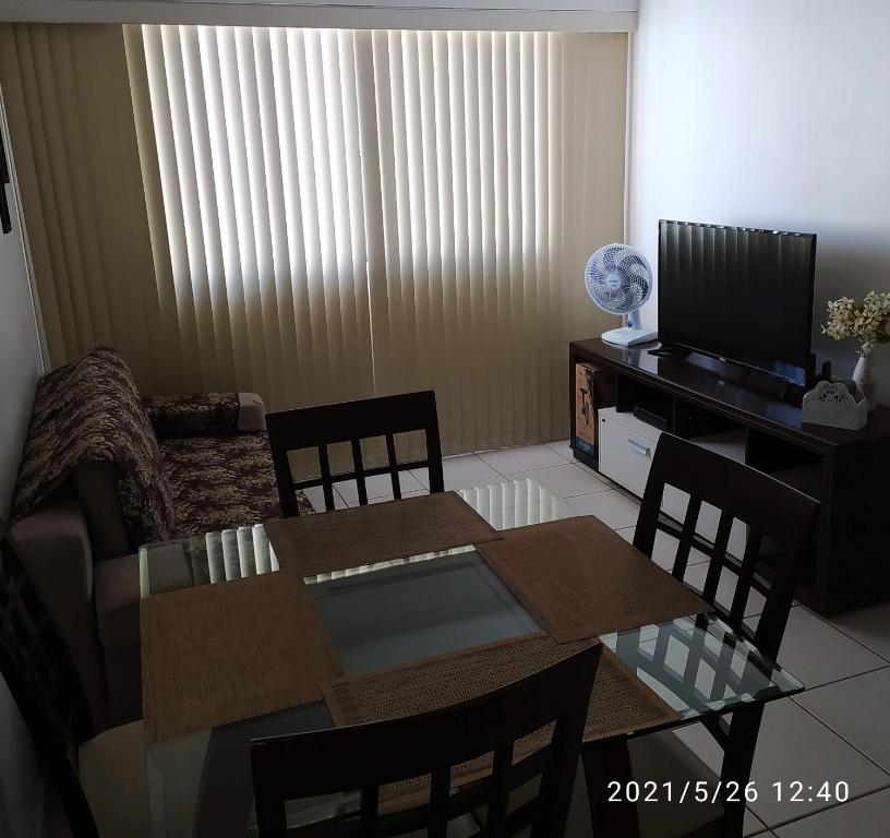 a living room with a table and a television at O melhor em Brasília - Sudoeste - Ville de France in Brasilia