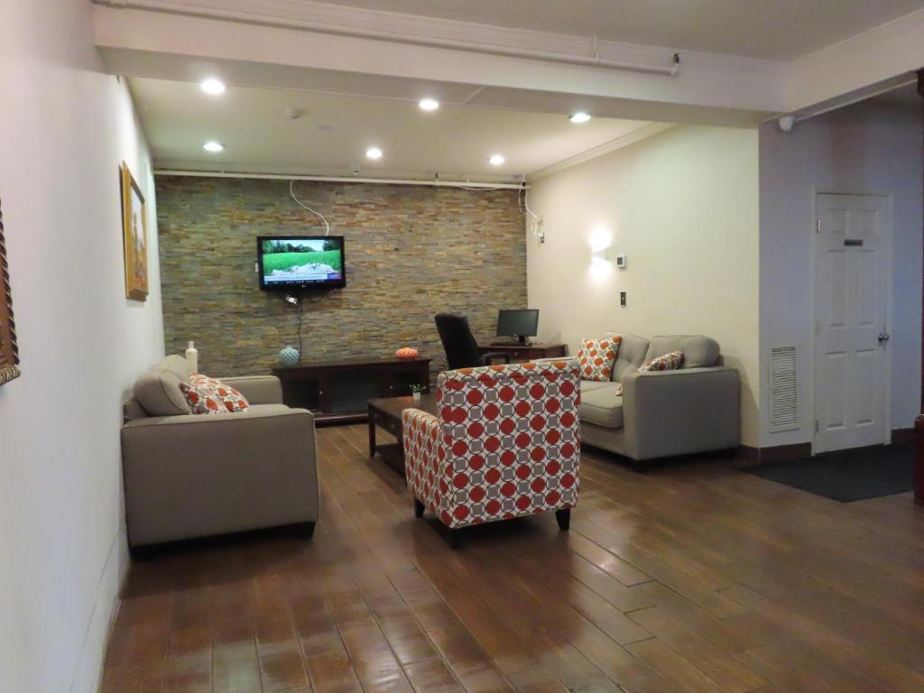 TV a/nebo společenská místnost v ubytování St Charles Hotel Downtown Hudson