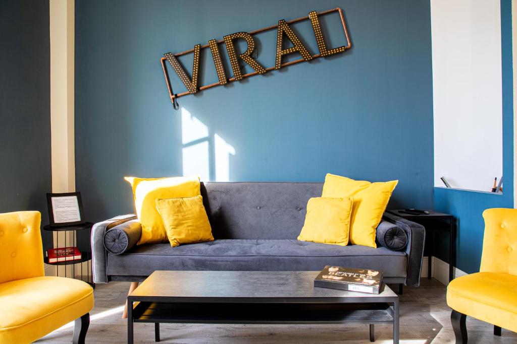 - un salon avec un canapé et des oreillers jaunes dans l'établissement The Loft - Superb 2 bedrooms on top floor with terrace - 10min to Palais & Beach!, à Cannes