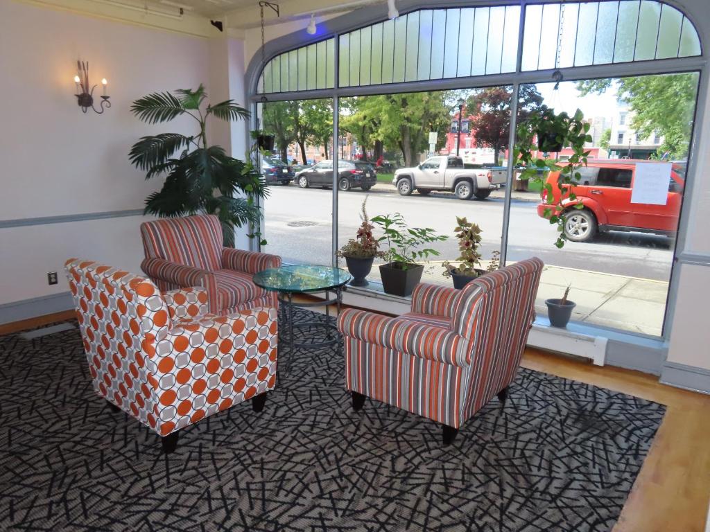 Posezení v ubytování St Charles Hotel Downtown Hudson