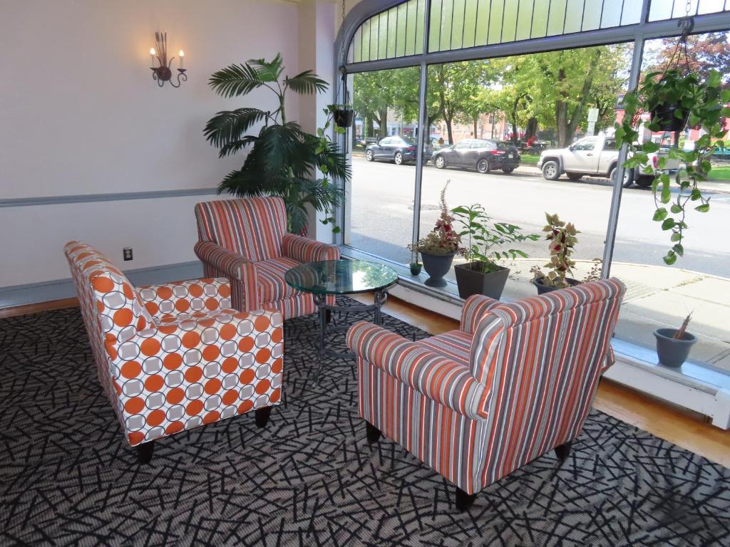 Posezení v ubytování St Charles Hotel Downtown Hudson