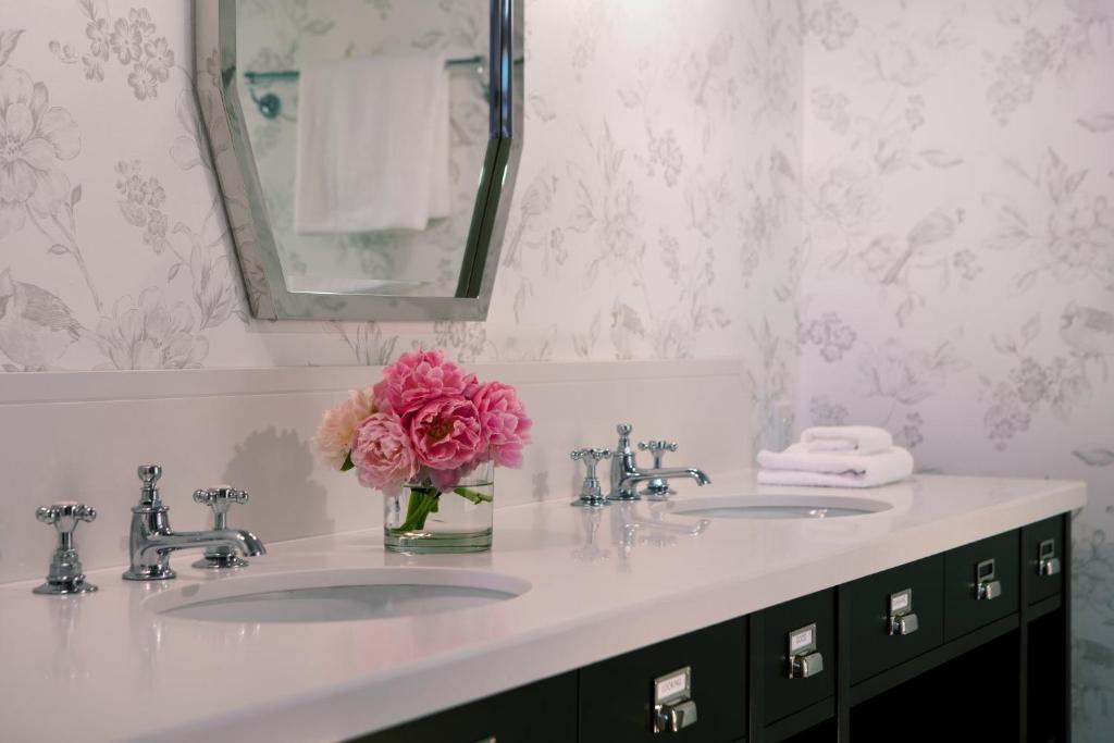 Kimpton Cardinal Hotel by IHG photo