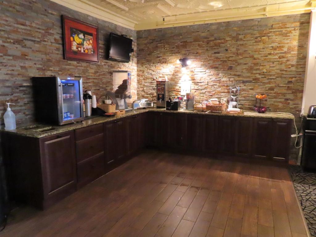 Kuchyň nebo kuchyňský kout v ubytování St Charles Hotel Downtown Hudson