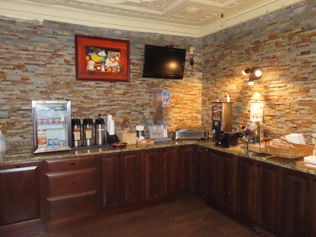 Kuchyň nebo kuchyňský kout v ubytování St Charles Hotel Downtown Hudson