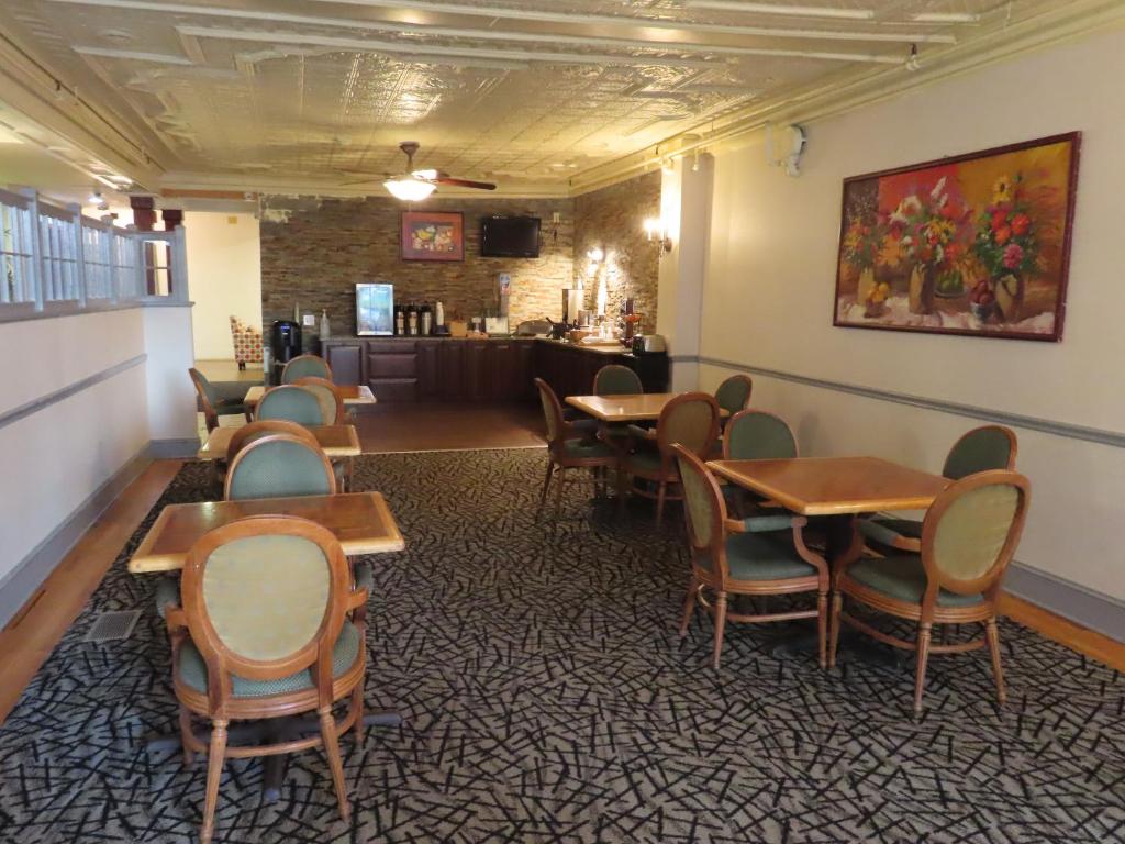Posezení v ubytování St Charles Hotel Downtown Hudson