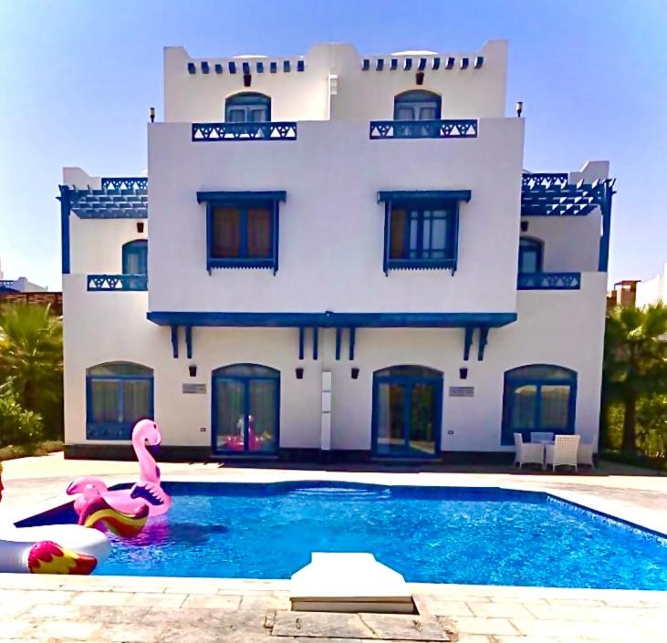 Bazén v ubytování Luxury Villa with pool in Hurghada nebo v jeho okolí