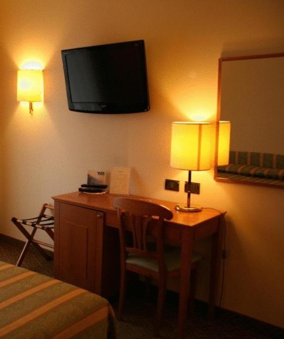 TV a/nebo společenská místnost v ubytování Savant Hotel