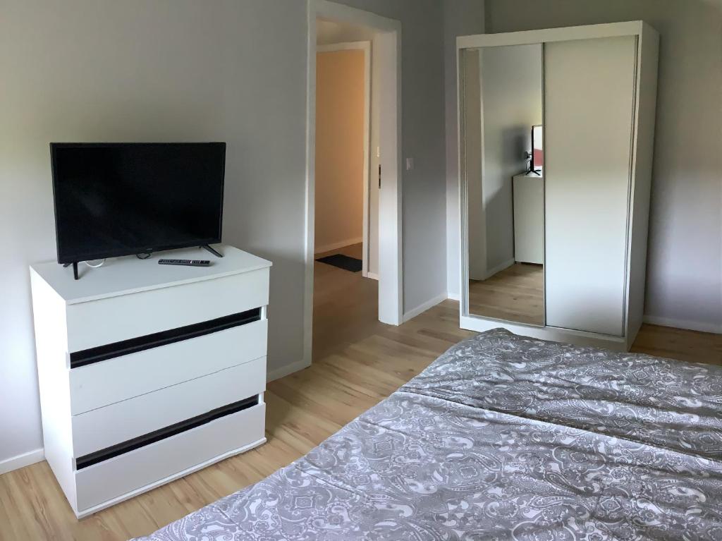 APARTAMENTY MONTANIA WISŁA的电视和/或娱乐中心
