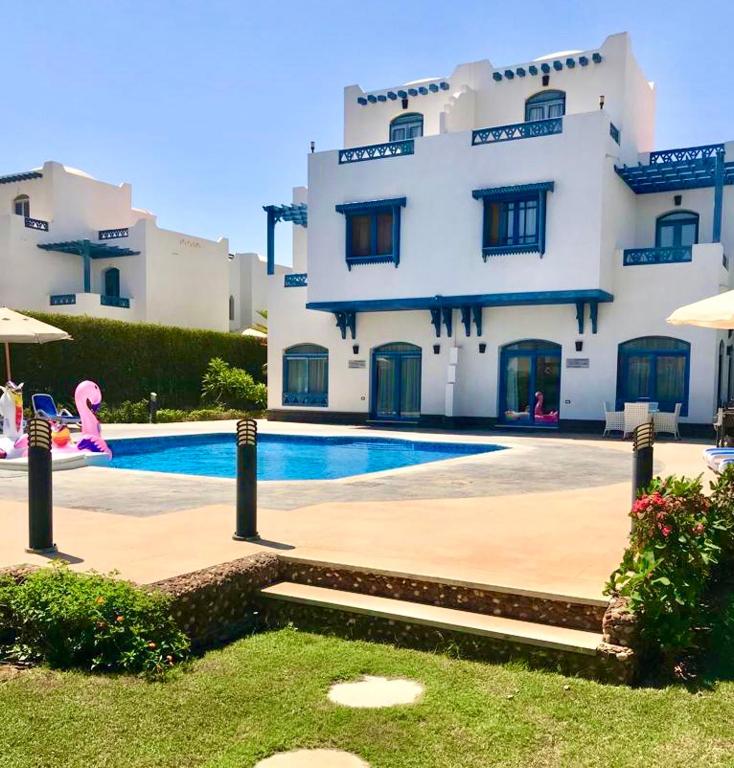 Bazén v ubytování Luxury Villa with pool in Hurghada nebo v jeho okolí