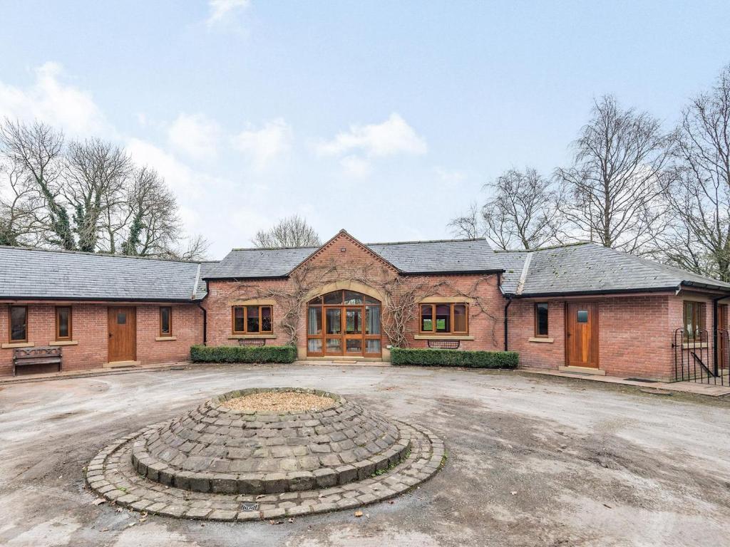 een groot bakstenen gebouw met een binnenplaats ervoor bij Hoole Summer House in Elswick