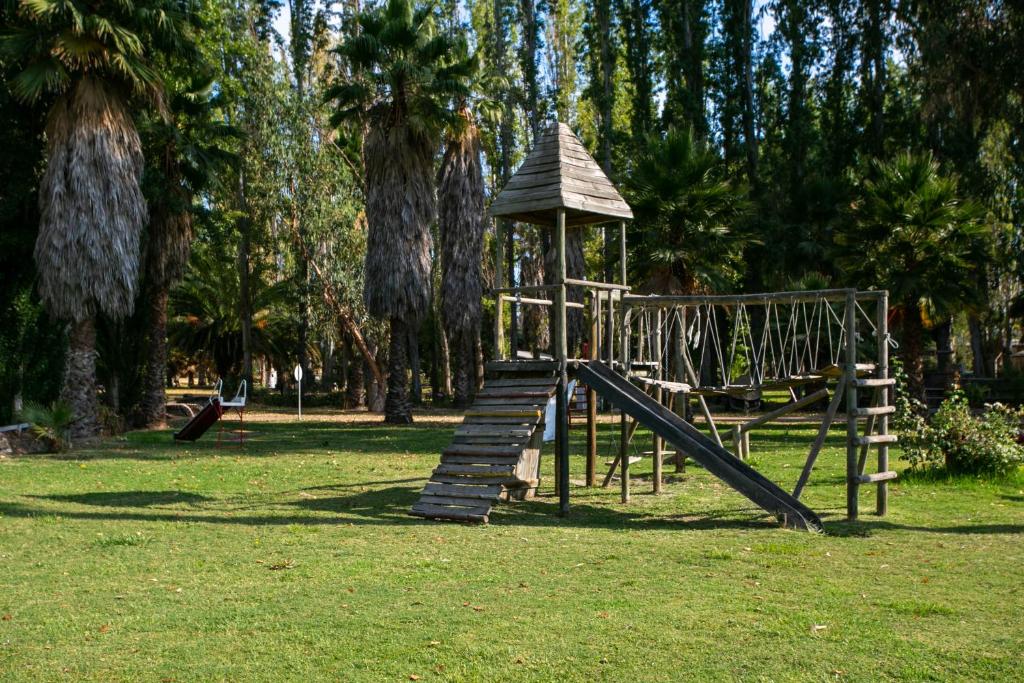 un parque infantil con tobogán y cenador en Hotel Jardin del Lago, en Las Cabras