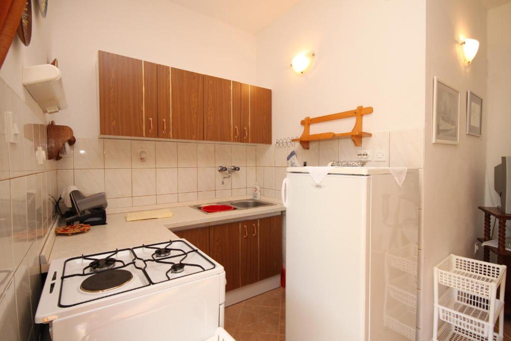 Zdjęcie z galerii obiektu Apartments by the sea Ugljan - 348 w mieście Ugljan