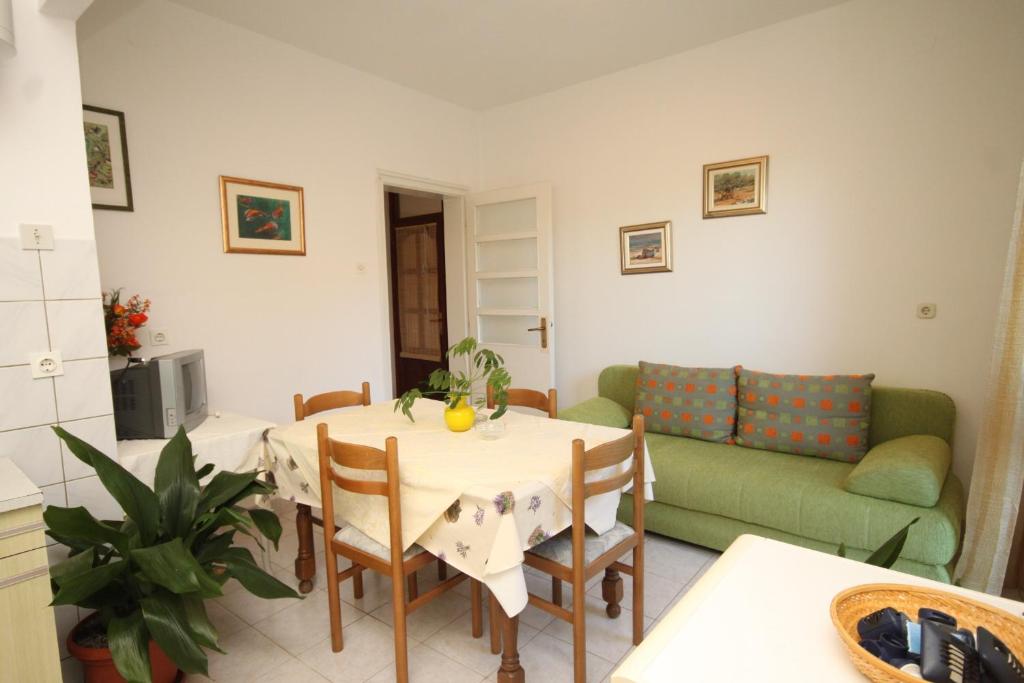 Zdjęcie z galerii obiektu Apartments by the sea Ugljan - 348 w mieście Ugljan