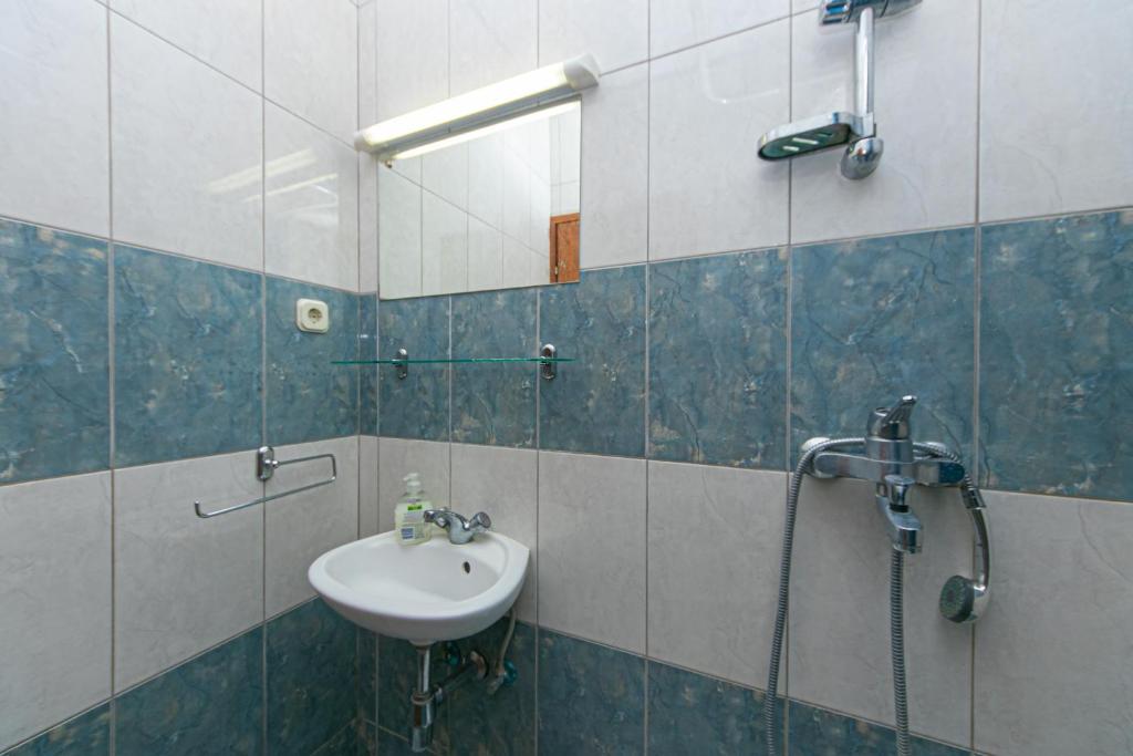 Kúpeľňa v ubytovaní Studio Gradac 14708b