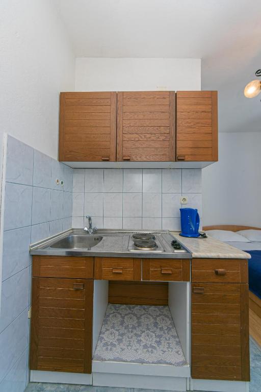 Kuchyňa alebo kuchynka v ubytovaní Studio Gradac 14708b