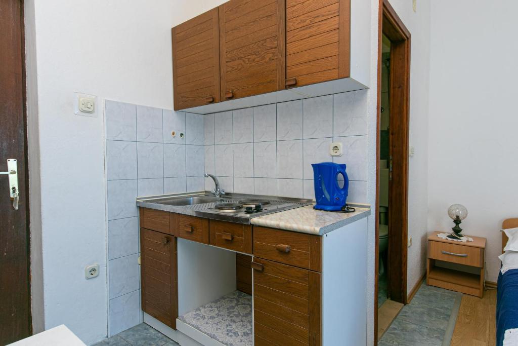 Kuchyňa alebo kuchynka v ubytovaní Studio Gradac 14708b