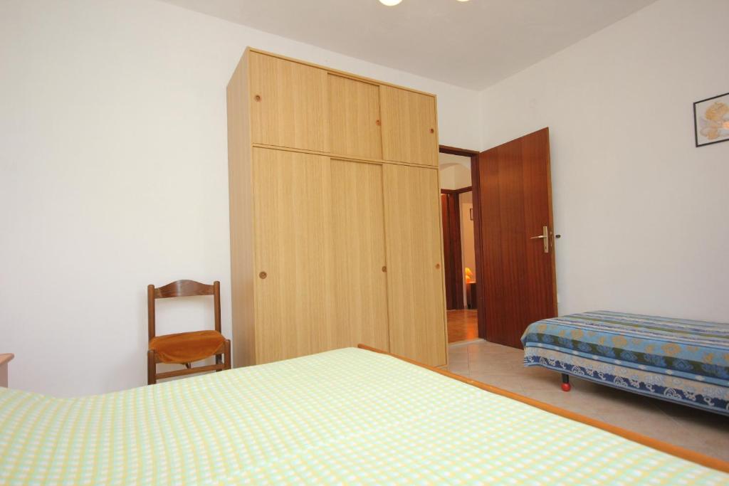 Łóżko lub łóżka w pokoju w obiekcie Apartment Mala Lamjana 827b