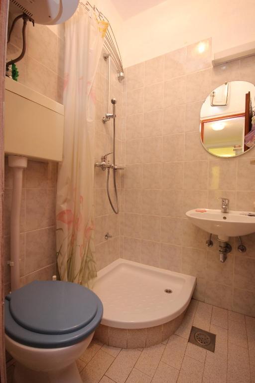 W łazience znajduje się niebieska toaleta i umywalka. w obiekcie Apartment Mala Lamjana 827b w mieście Kali