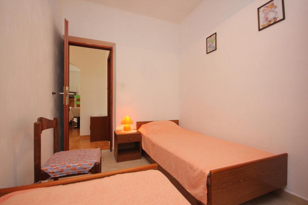 Łóżko lub łóżka w pokoju w obiekcie Apartment Mala Lamjana 827b