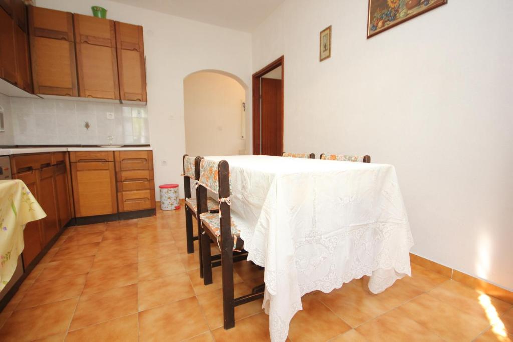 Kuchnia lub aneks kuchenny w obiekcie Apartment Mala Lamjana 827b