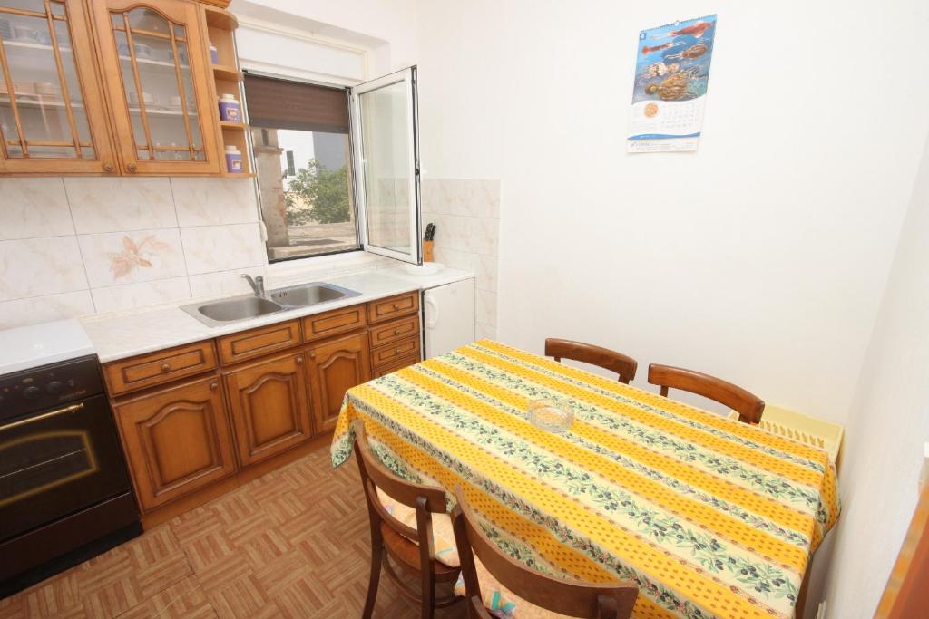 Kuchyňa alebo kuchynka v ubytovaní Apartments by the sea Veli Rat, Dugi otok - 437