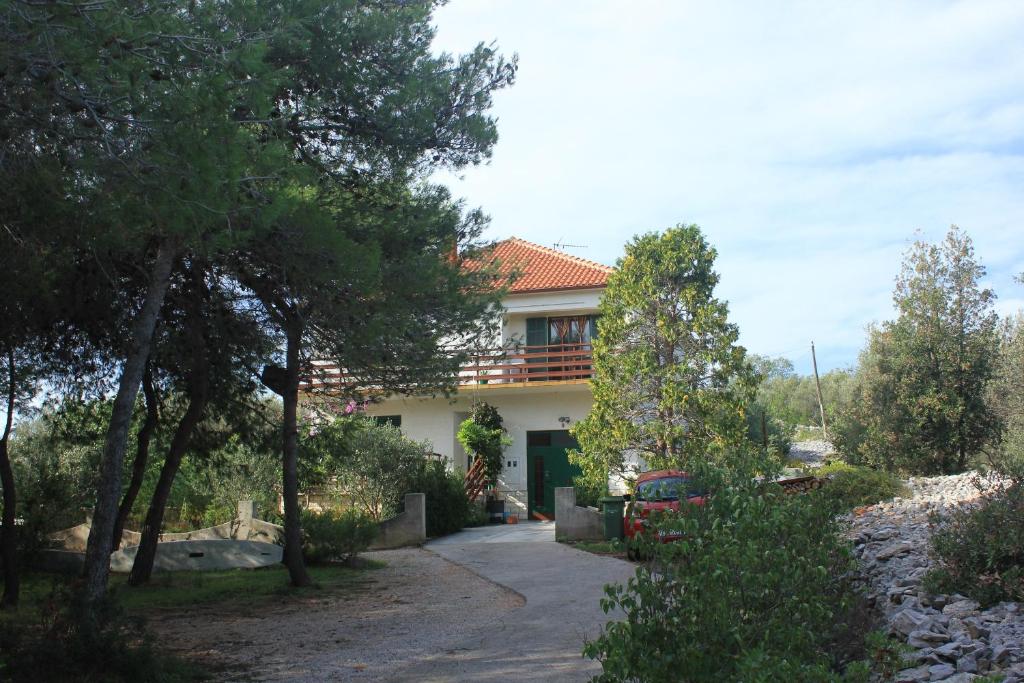 dom z podjazdem przed nim w obiekcie Apartments by the sea Cove Mala Lamjana, Ugljan - 827 w mieście Kali