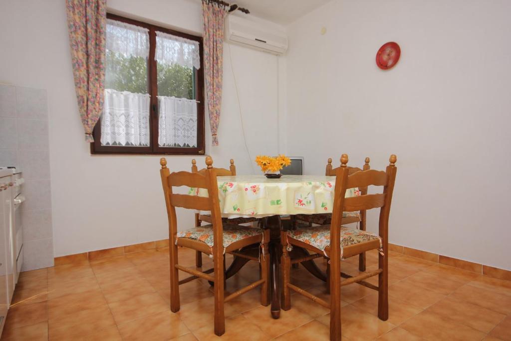 Zdjęcie z galerii obiektu Apartments by the sea Cove Mala Lamjana, Ugljan - 827 w mieście Kali