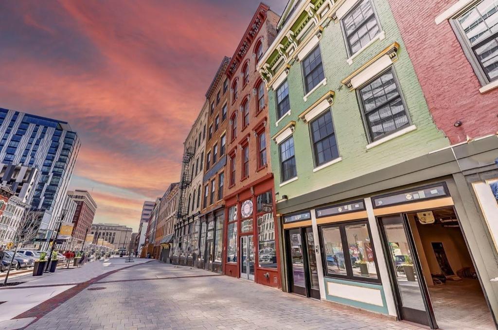 Spacious 2 bed 2 bath Downtown OTR condo minutes walk to the Reds Bengals stadium & more! في سينسيناتي: لوحة على شارع المدينة بالمباني