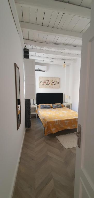 1 dormitorio con 1 cama en una habitación blanca en EN EL CORAZON DE GRANADA, en Granada