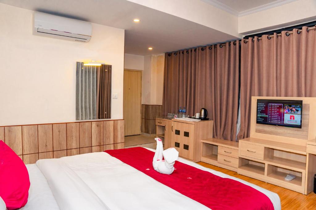 Postel nebo postele na pokoji v ubytování Drishya Hotel