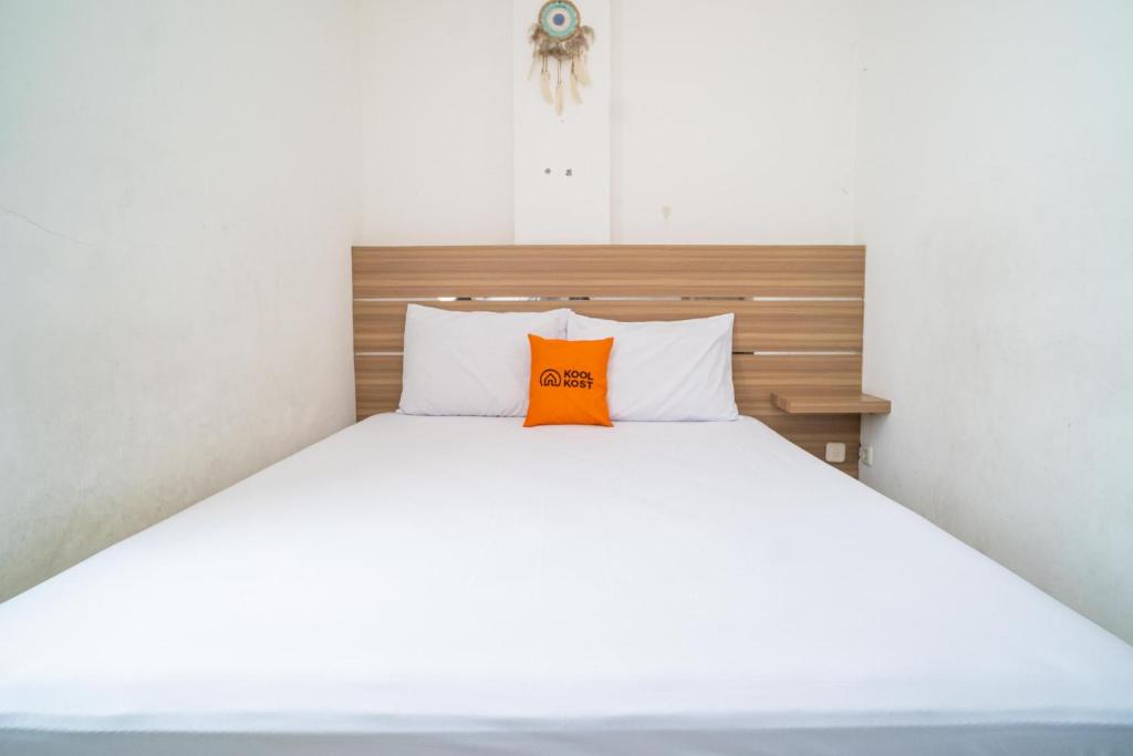 Tempat tidur dalam kamar di KoolKost near Mangga Besar Station (Minimum 6 Nights)