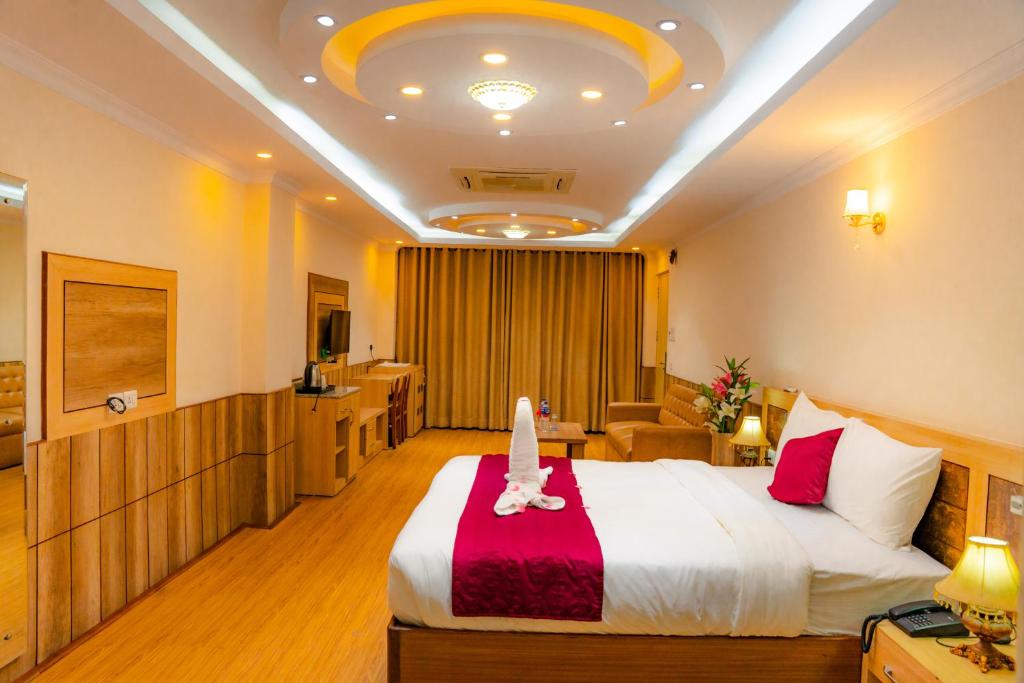 Postel nebo postele na pokoji v ubytování Drishya Hotel