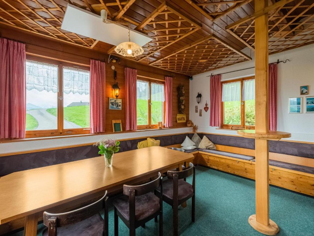 Posezení v ubytování Chalet in Schwarzenberg near Ski Lift