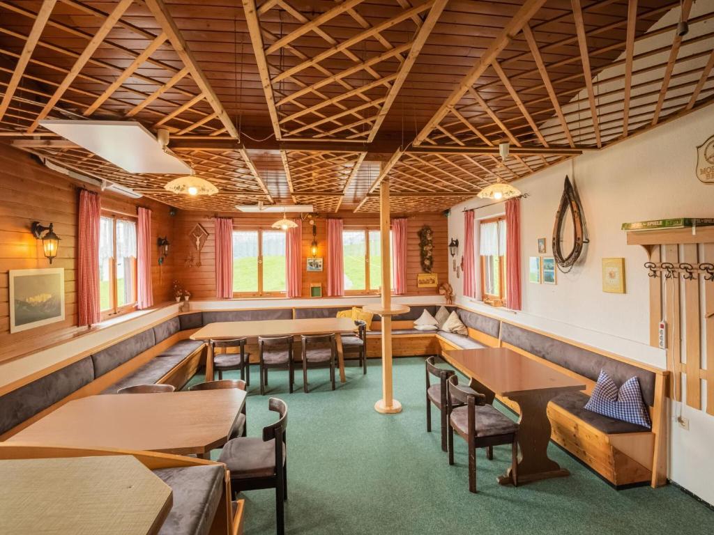 Posezení v ubytování Chalet in Schwarzenberg near Ski Lift