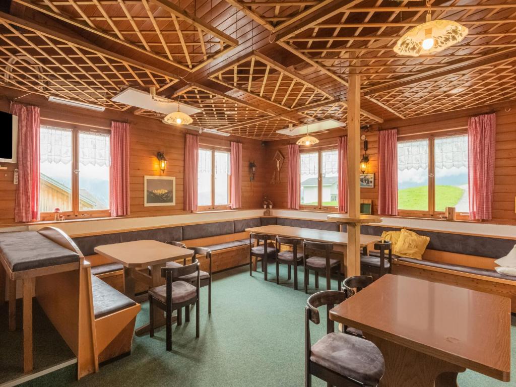 Posezení v ubytování Chalet in Schwarzenberg near Ski Lift