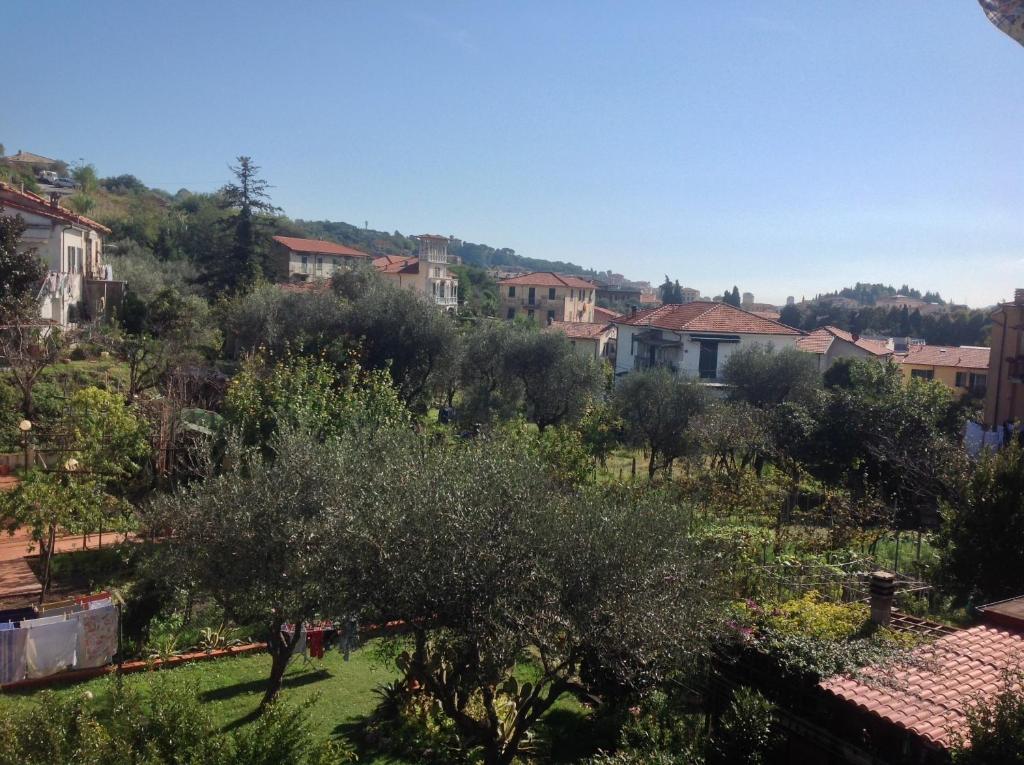 ラ・スペツィアにあるSalto del Gattoの木々や家々が生い茂る村の景色