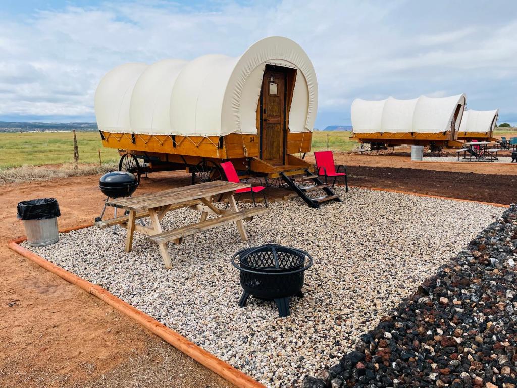 um par de tendas brancas com uma mesa de piquenique e um grelhador em Desert Sage Retreat em Colorado City