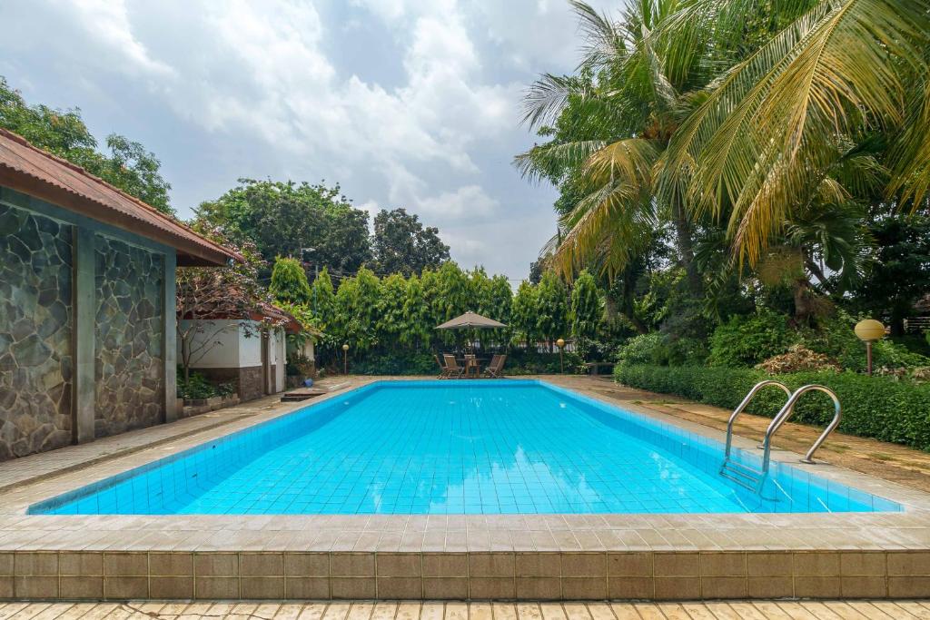 una piscina frente a una villa en RedDoorz Plus near Kemang Raya, en Yakarta